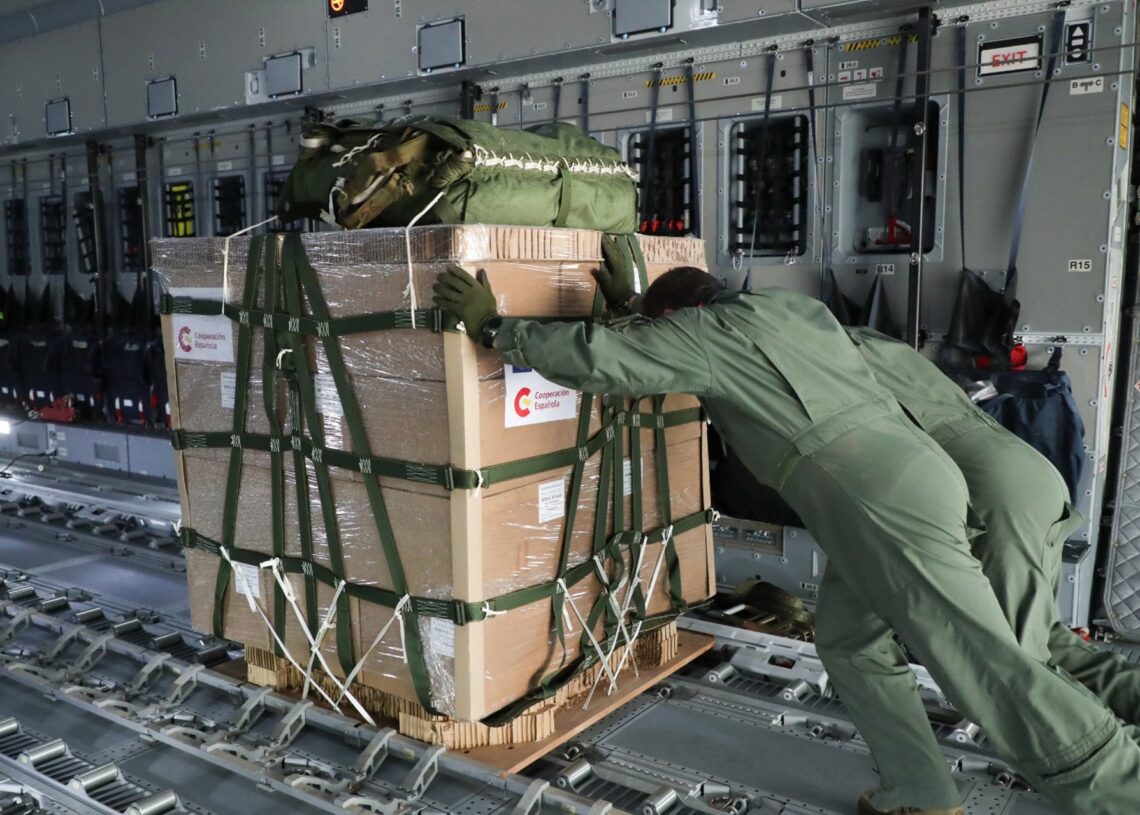 Archivo - Operarios preparan ayuda humanitaria para la población de Gaza en un avión del Ejército Español, en la base aérea de Zaragoza, a 27 de marzo de 2024, en Zaragoza (España). Ministerio de Asuntos Exteriores - Europa Press