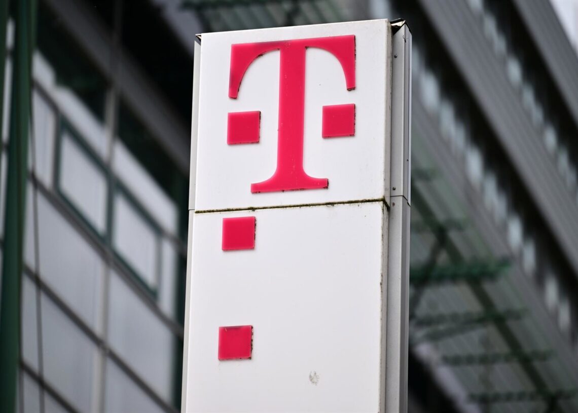 Archivo - FILED - 30 October 2023, Thuringia, Erfurt: A view of the Deutsche Telekom AG logo in front of a branch office at Petersberg in Erfurt. Photo: Martin Schutt/dpaMartin Schutt/dpa - Archivo