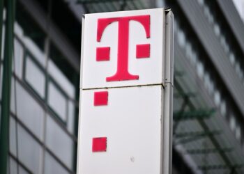 Archivo - FILED - 30 October 2023, Thuringia, Erfurt: A view of the Deutsche Telekom AG logo in front of a branch office at Petersberg in Erfurt. Photo: Martin Schutt/dpaMartin Schutt/dpa - Archivo