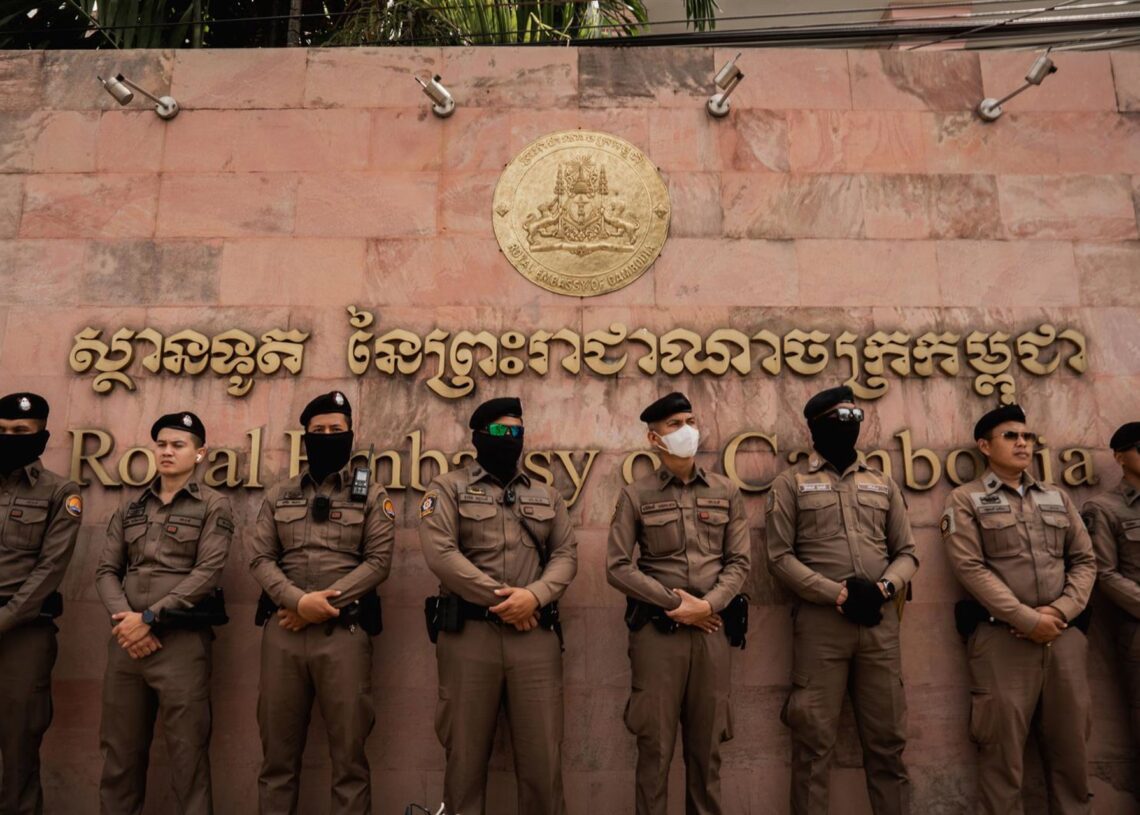 Imagen de archivo de las fuerzas tailandesas frente a la Embajada de Camboya en Bangkok.Europa Press/Contacto/Ploy Phutpheng