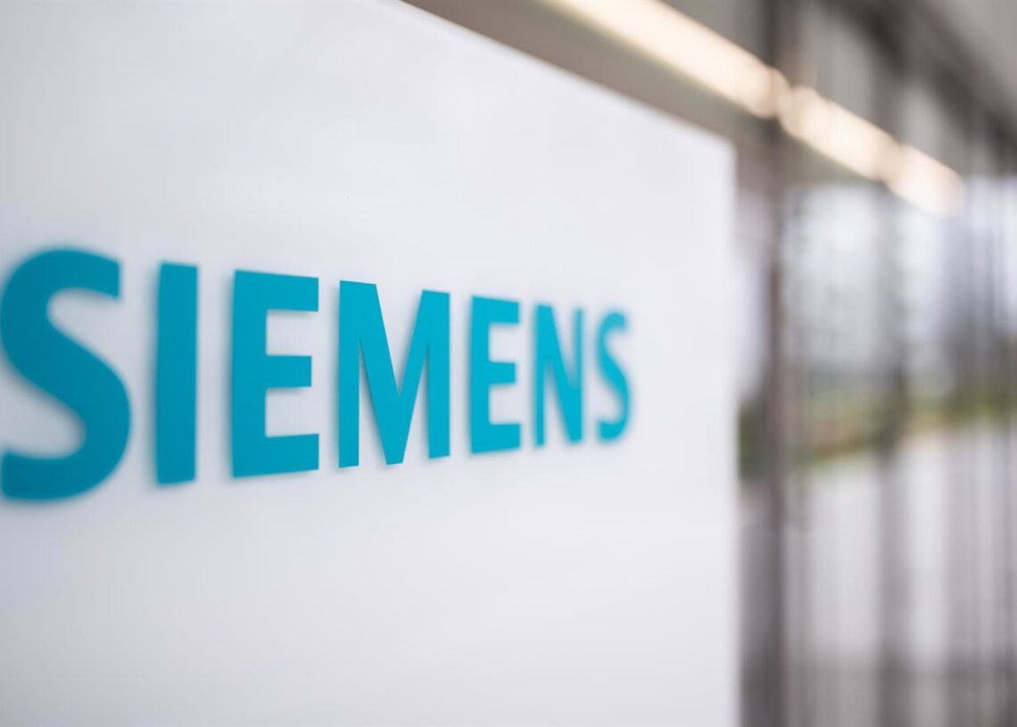 Archivo - FILED - 30 April 2021, Bavaria, Erlangen: The logo of the German industrial group Siemens Energy, is pictured at the entrance of an office building on the Siemens campus in Erlangen. Siemens announced a larger loss for the third quarter, citing Daniel Karmann/dpa - Archivo
