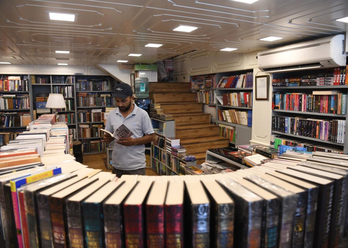 Imagen de archivo de un hombre leyendo un libro en una librería de Cachemira.Europa Press/Contacto/Basit Zargar