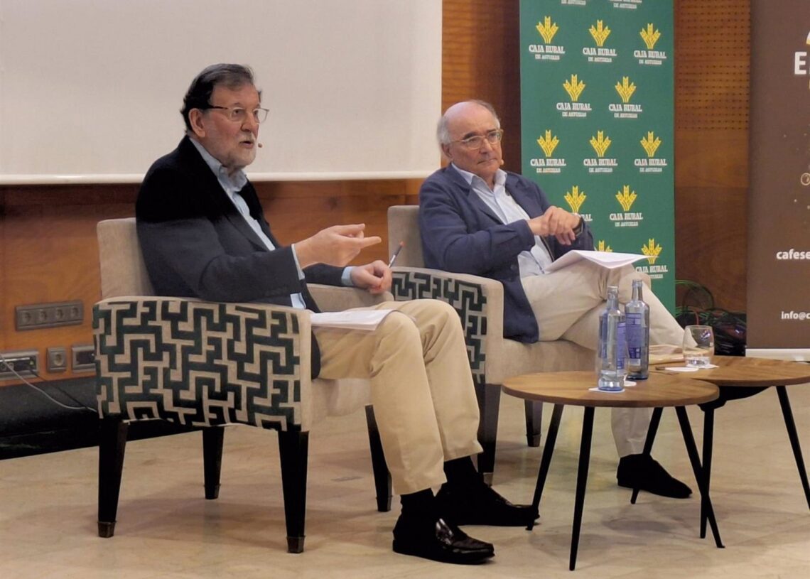 El ex presidente del Gobierno, Mariano Rajoy, interviene en los Cursos de La Granda, en Avilés.  Junto a él el Director de los Cursos, Benigno Pendás.EUROPA PRESS