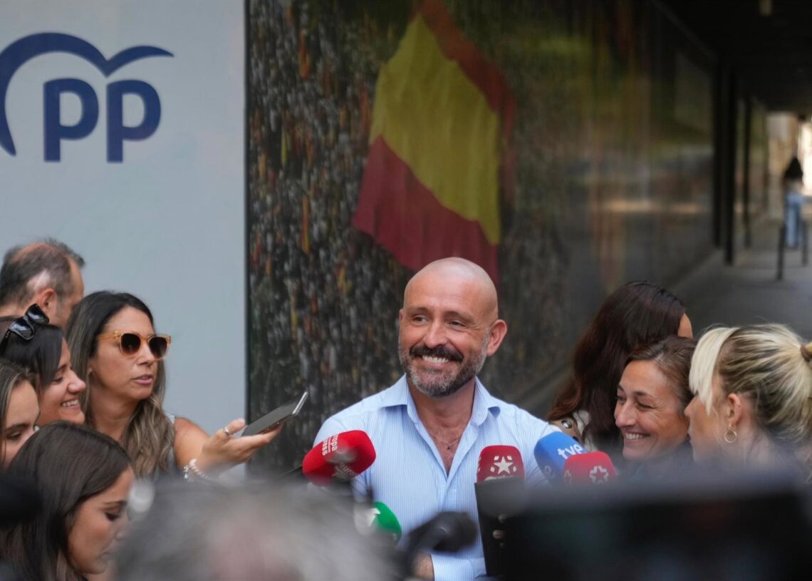 El vicesecretario de Educación e Igualdad del PP, Jaime de los Santos, ante la sede del PPTAREK / PP