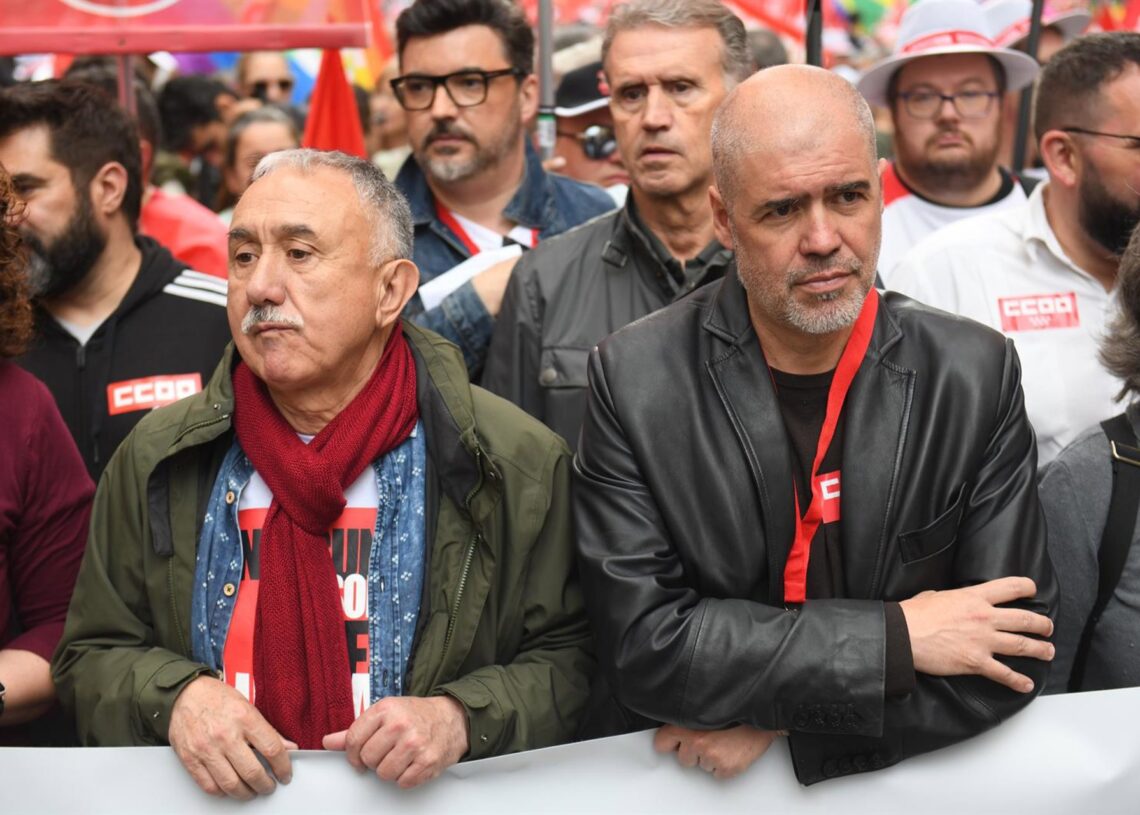Archivo - El secretario general de la UGT, Pepe Álvarez (i) y el secretario general de CCOO, Unai Sordo.Fernando Sánchez - Europa Press - Archivo