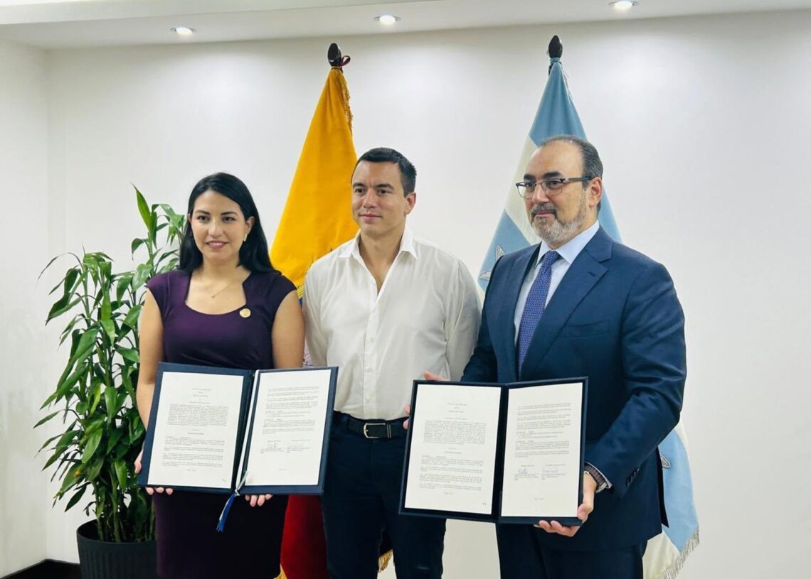 De izquierda a derecha: la ministra de Economía y Finanzas, Sariha Moya; el presidente de Ecuador, Daniel Noboa, y el presidente ejecutivo de CAF, Sergio Díaz Granados.GOBIERNO DE ECUADOR
