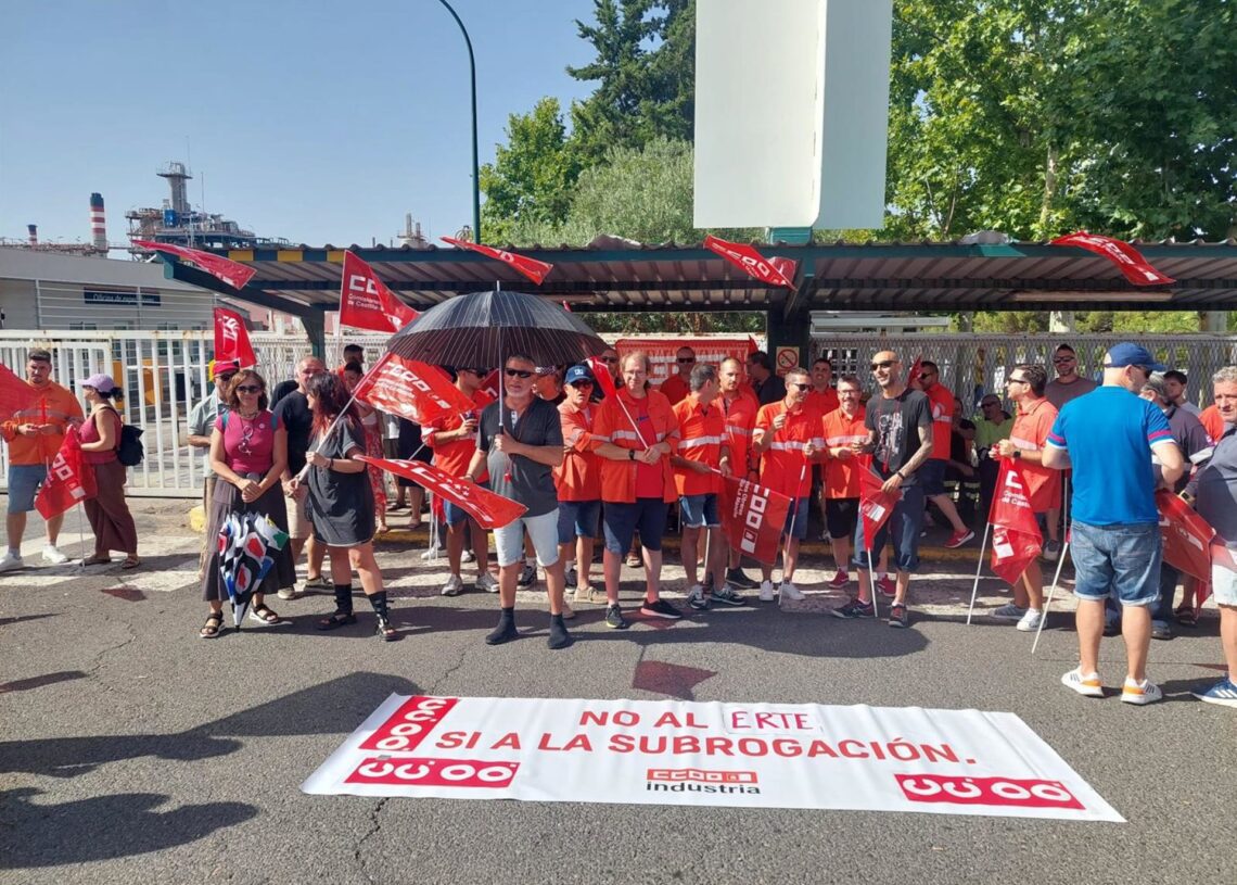 La plantilla de Eserman concentranda frente a Repsol Petroquímica en Puertollano.CCOO