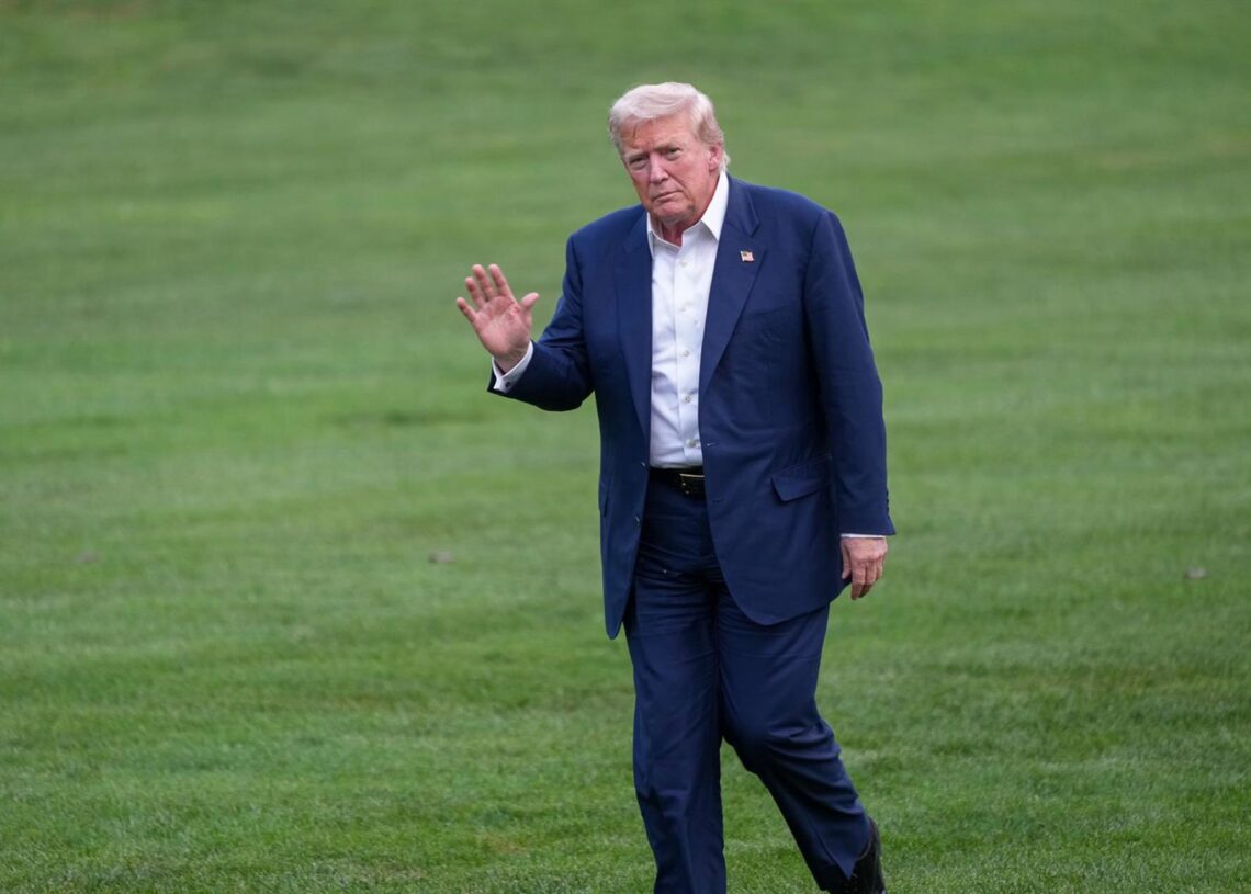 El presidente de EEUU, Donald Trump, saluda a la prensa a la vuelta de su viaje a Escocia.Andrew Leyden/ZUMA Press Wire/dp / DPA