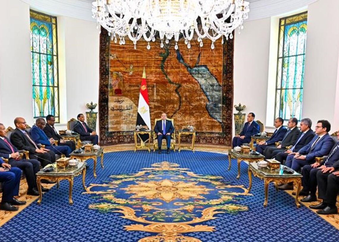 El presidente de Egipto, Abdelfatá al Sisi, recibe a una delegación de Sudán liderada por el primer ministro de transición, Kamel Idris, en su primer viaje al extranjero desde que llegó al poder en mayoPRESIDENCIA DE EGIPTO