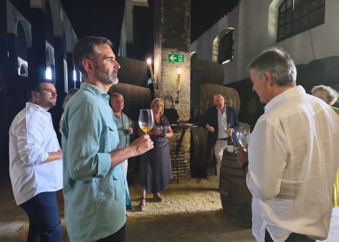 El consejero de Agricultura, Pesca, Agua y Desarrollo Rural, Ramón Fernández-Pacheco, en una visita a las instalaciones de Bodegas Barbadillo en Sanlúcar de Barrameda (Cádiz).JUNTA DE ANDALUCÍA