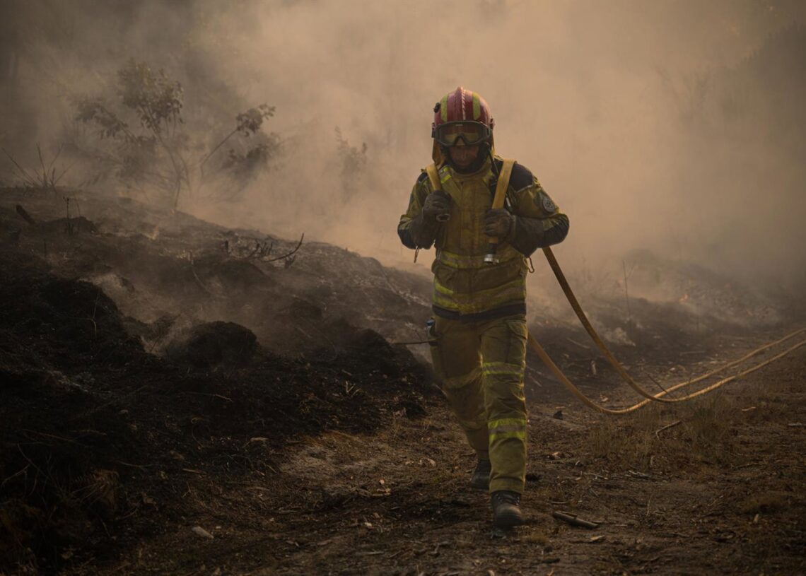 Un bombero trabaja en la extinción de un incendio en Parada del Monte, PortugalElena Fernandez/ZUMA Press Wire/ DPA