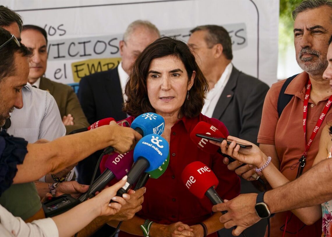 Archivo - La consejera de Empleo, Empresas y Trabajadores Autónomos de la Junta de Andalucía, Rocío Blanco, atiende los medios Álex Zea - Europa Press - Archivo