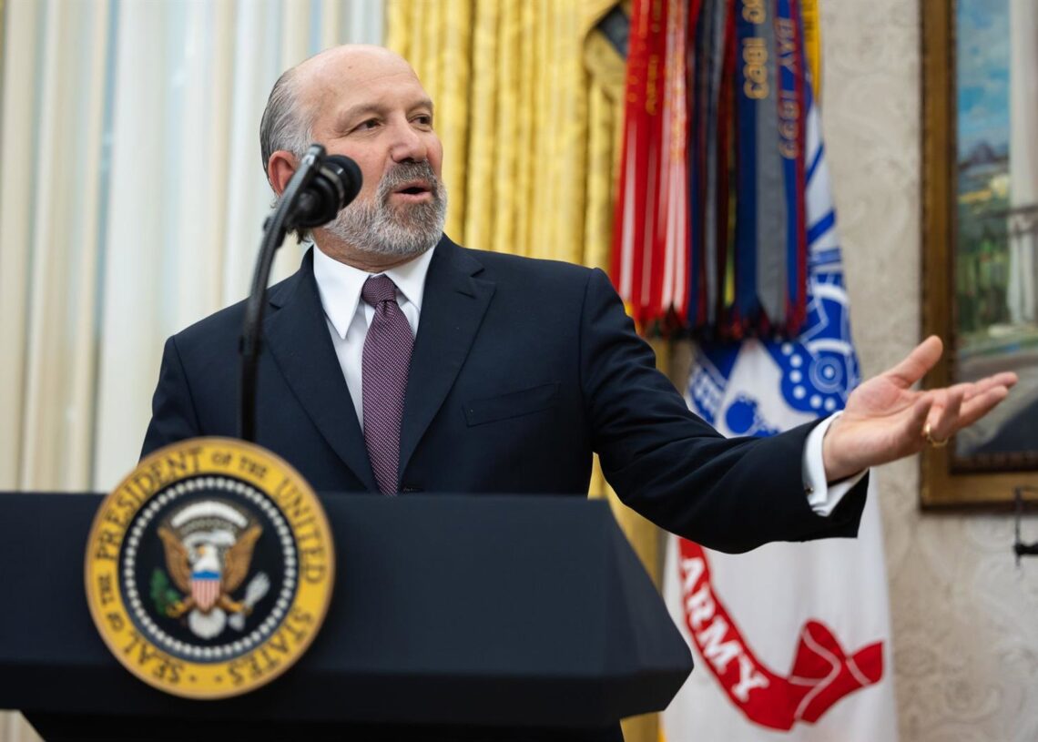 Archivo - February 21, 2025, Washington, District Of Columbia, USA: United States Secretary of Commerce Howard Lutnick speaks in the Oval Office of the White House in Washington, DC, US, Friday, February 21, 2025,Image: 967341819, License: Rights-managed,Francis Chung - Pool via CNP / Zuma Press / Contac