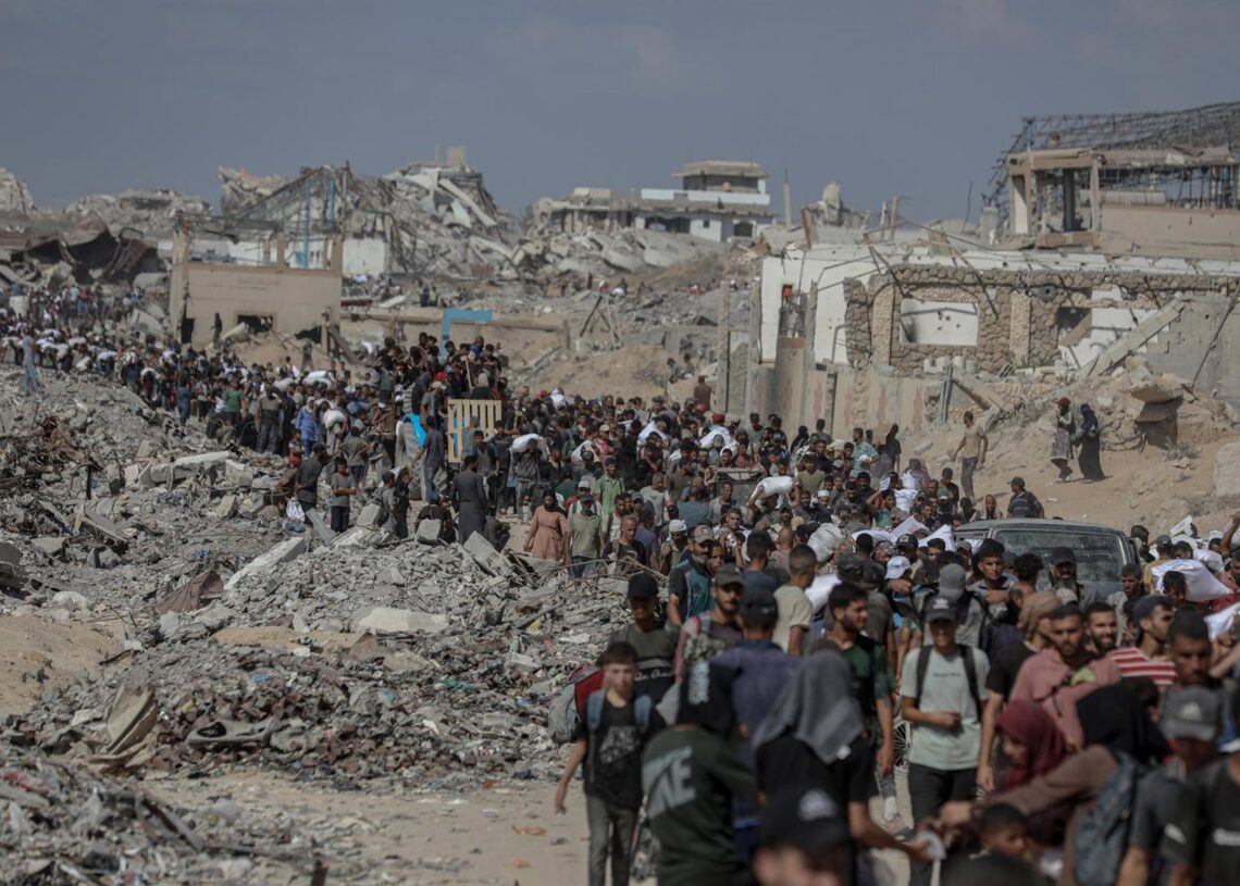 Palestinos con ayuda humanitaria en el norte de la Franja de GazaEuropa Press/Contacto/Omar Ashtawy