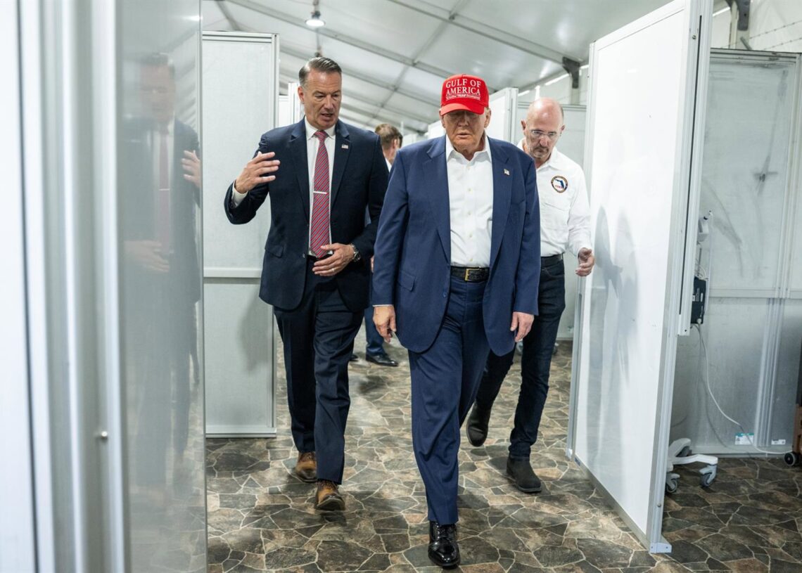 Archivo - El presidente de Estados Unidos, Donald Trump, visita el 'Alligator Alcatraz' de FloridaDaniel Torok/White House/ZUMA Pr / DPA - Archivo