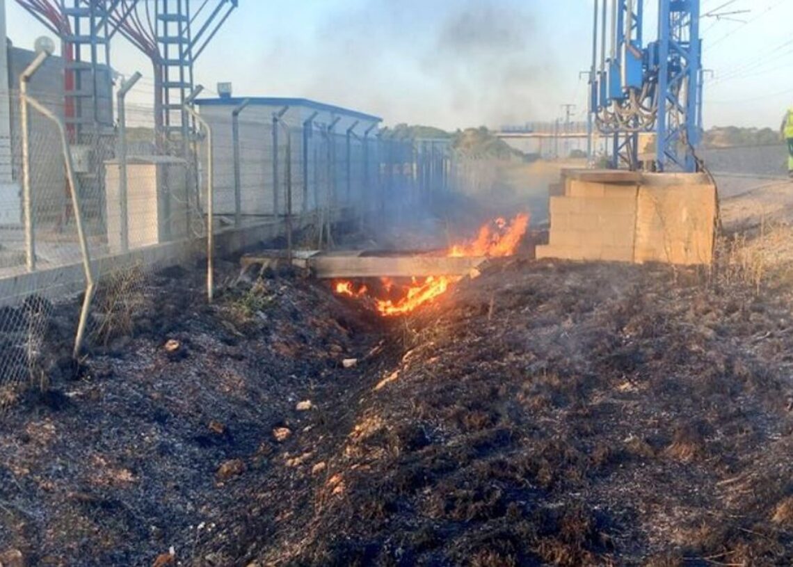 Un Incendio Próximo A Una Subestación Eléctrica De Adif Provoca Retrasos En La Alta Velocidad Madrid-BarcelonaADIF