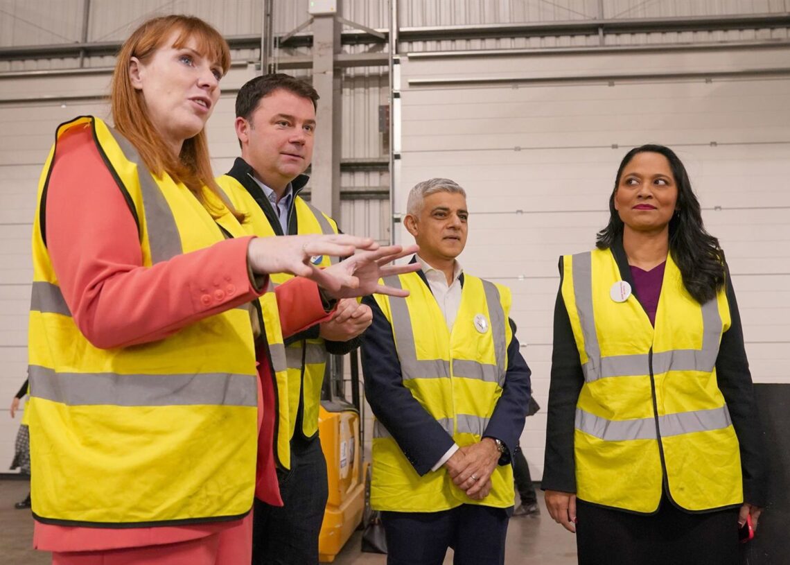 Archivo - La viceprimera ministra de Reino Unido, Angela Rayner; el director ejecutivo de Crisis, Matt Downie; el alcalde de Londres, Sadiq Khan, y la ministra para las Personas sin Hogar, Rushanara Ali, durante una visita a la organización benéfica CrisiJonathan Brady/PA Wire/dpa - Archivo