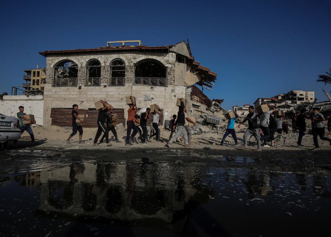 Archivo - Palestinos transportan paquetes de alimentos distribuidos por la Fundación de Ayuda Humanitaria de Gaza, respaldada por Israel y Estados Unidos, en la Franja de GazaEuropa Press/Contacto/Omar Ashtawy - Archivo