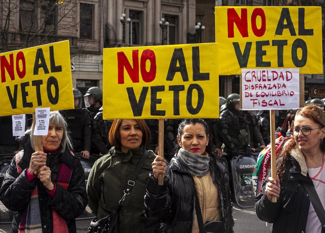 Archivo - Protestas contra los vetos del presidente argentino, Javier Milei, en Buenos AiresEuropa Press/Contacto/Roberto Almeida Aveledo
