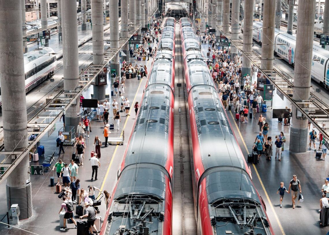 Archivo - Varias personas en los uno de los andenes de la estación Puerta de Atocha-Almudena Grandes, durante la primera operación salida del verano 2025, en Madrid (España)Carlos Luján - Europa Press - Archivo