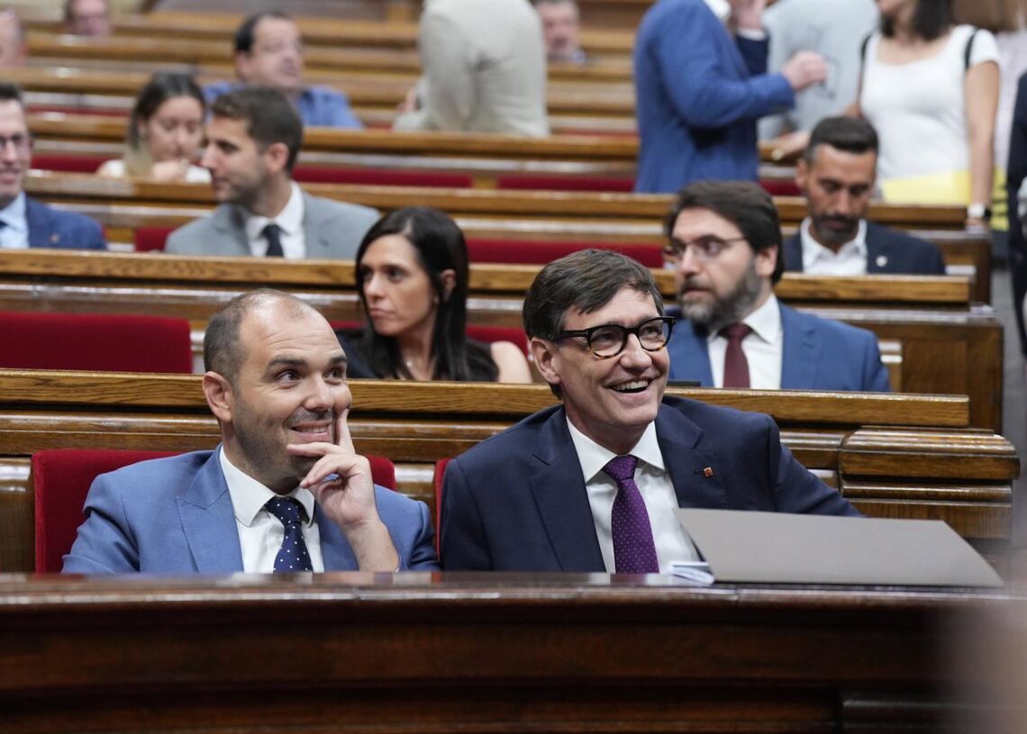 El president del Govern, Salvador Illa, y el conseller de la Presidencia, Albert Dalmau, en el Parlament de Catalunya, a 22 de julio de 2025, en Barcelona, Catalunya (España). David Zorrakino - Europa Press