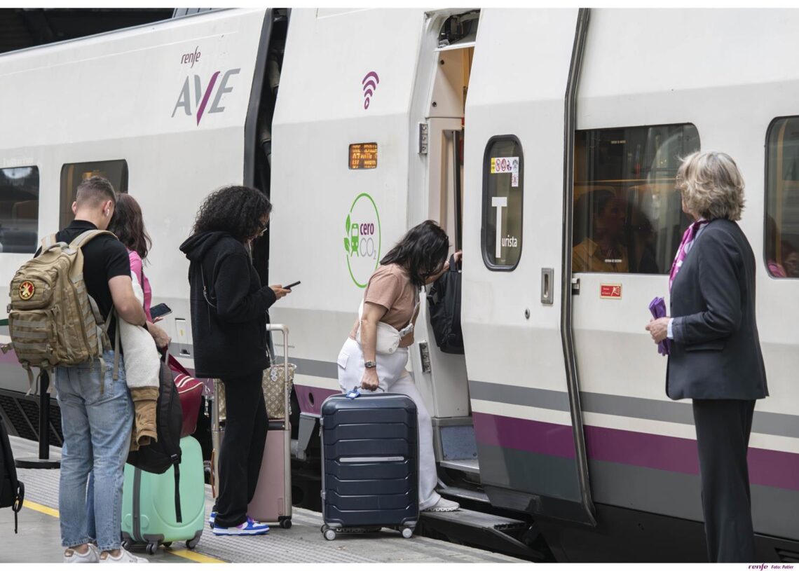 Archivo - Viajeros subiéndose a un tren de la empresa Renfe.RENFE - Archivo