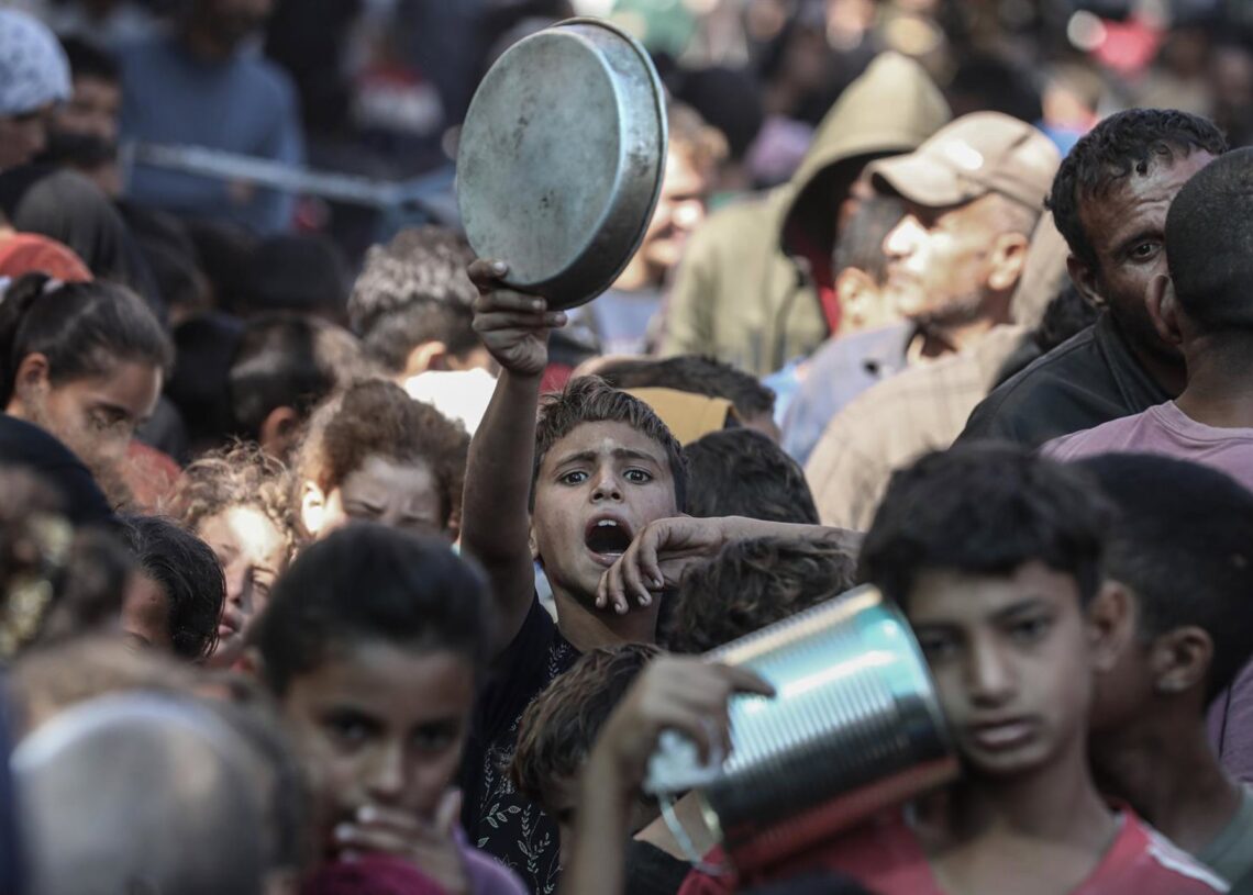 Archivo - Imagen de archivo de niños gazatíes esperando a recibir comida.Omar Ashtawy  Apaimages / Zuma Press / ContactoPho
