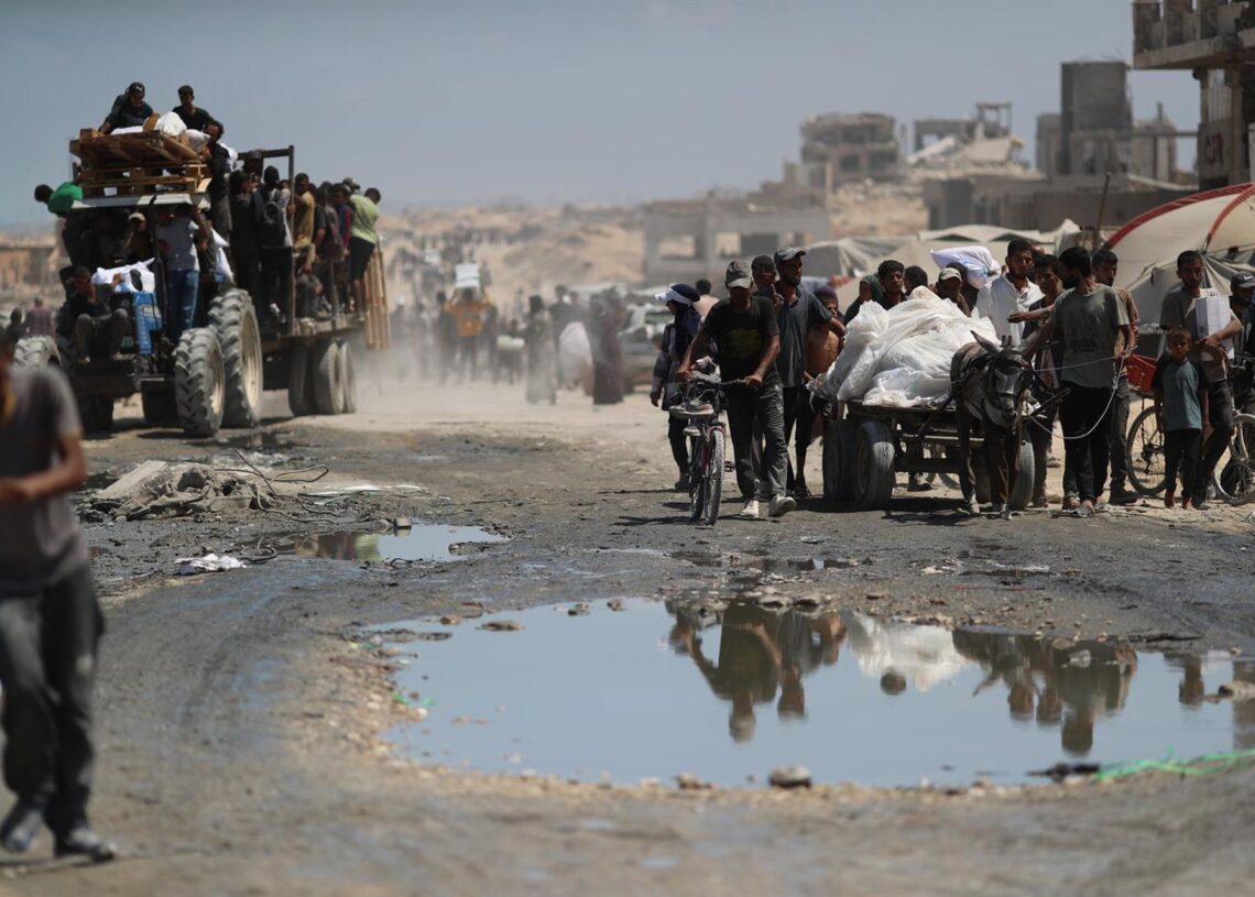 Colas para conseguir ayuda humanitaria en la Franja de GazaEuropa Press/Contacto/Omar Ashtawy