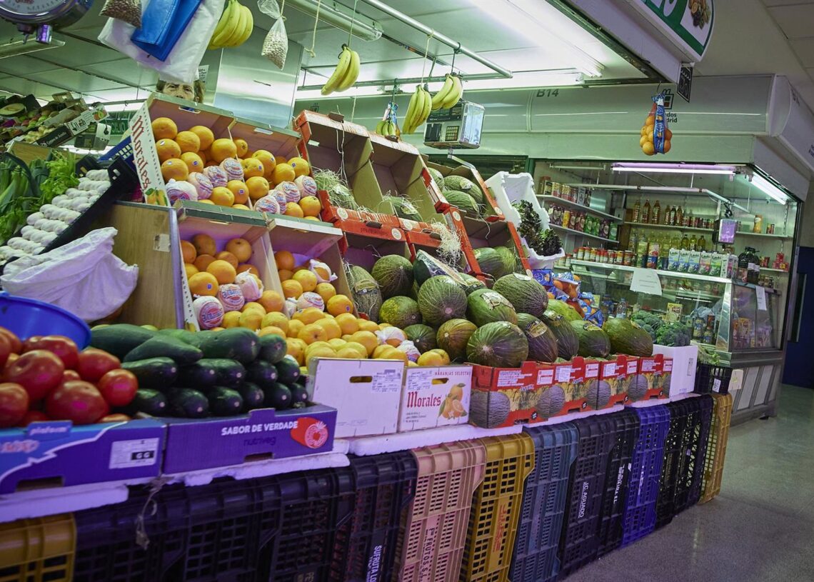 Archivo - Un estante de hortalizas y frutas en el Mercado Municipal de Pacífico, a 6 de agosto de 2022, en Madrid (España). El encarecimiento de los alimentos básicos pone en el punto de mira la calidad de la nutrición, en un momento en el que la inflacióJesús Hellín - Europa Press - Archivo