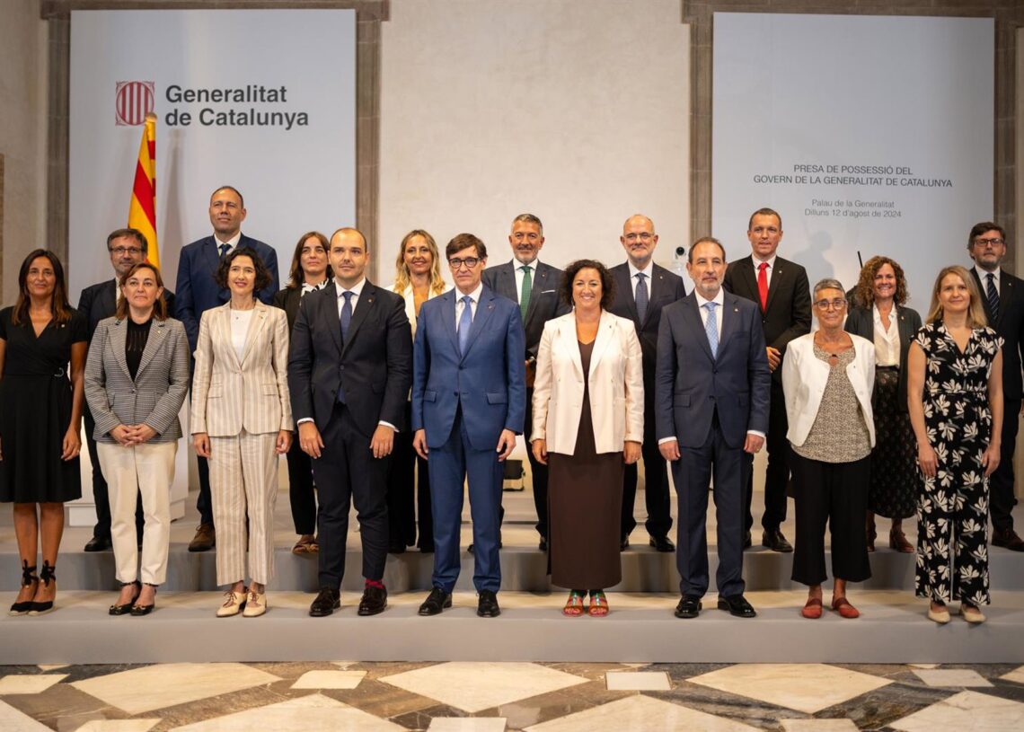 Archivo - El presidente de la Generalitat de Catalunya, Salvador Illa (c), posa junto a los consellers durante el acto de toma de posesión del Govern catalán, en el Palau de la Generalitat, a 12 de agosto de 2024, en Barcelona, Catalunya (España)Lorena Sopêna - Europa Press - Archivo