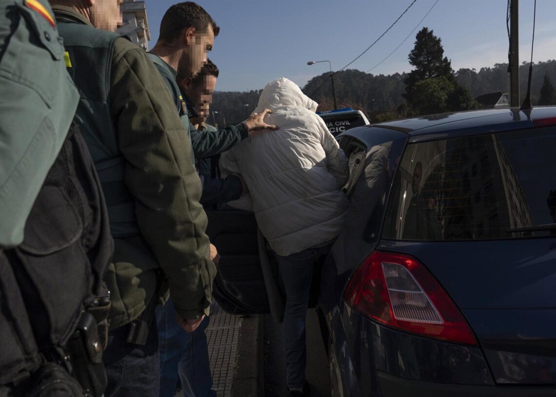 Archivo - Agentes de la Guardia Civil llevan al presunto asesino del joven Soufian.Adrián Irago - Europa Press - Archivo