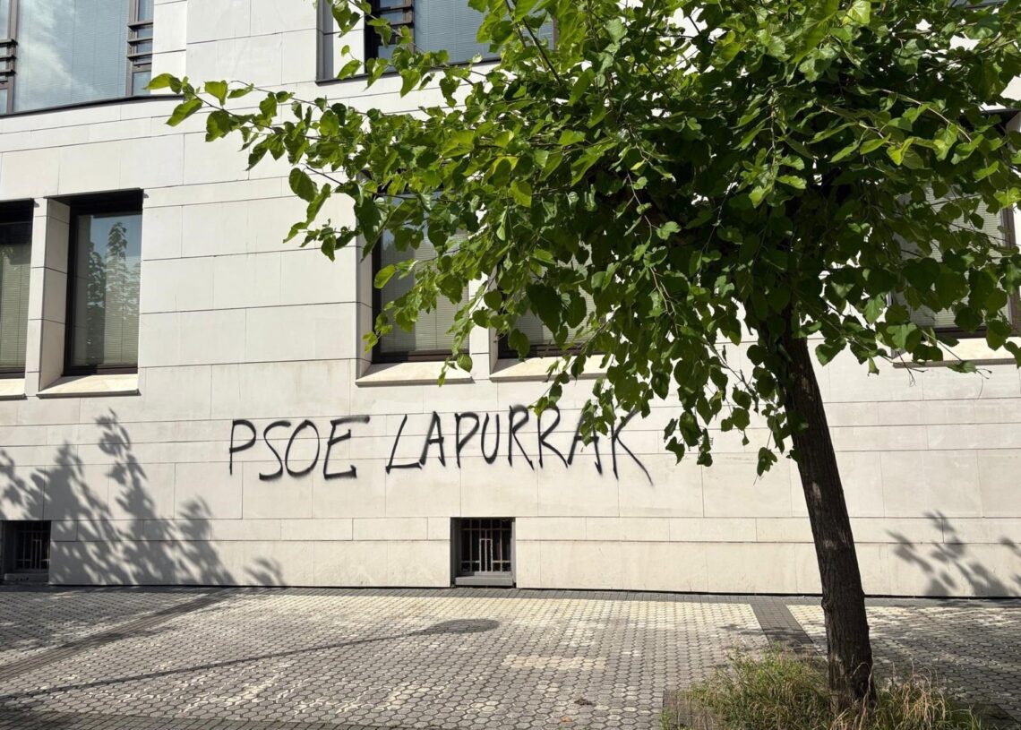 PSE de San Sebastián denuncia la aparición de pintadasPSE DONOSTIA