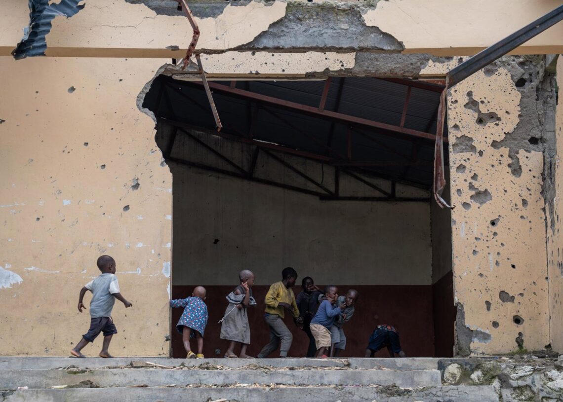 Archivo - Niños juegan en una casa dañada por el conflicto en Sake, una pequeña ciudad situada a 27 kilómetros de Goma, la capital de Kivu Norte, en el noreste de RDCEuropa Press/Contacto/Zheng Yangzi - Archivo
