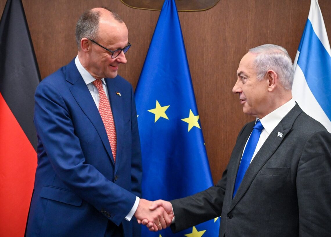 Archivo - El canciller de Alemania, Friedrich Merz, y el primer ministro de Israel, Benjamin Netanyahu, se saludanKobi Gideon/GPO/dpa - Archivo