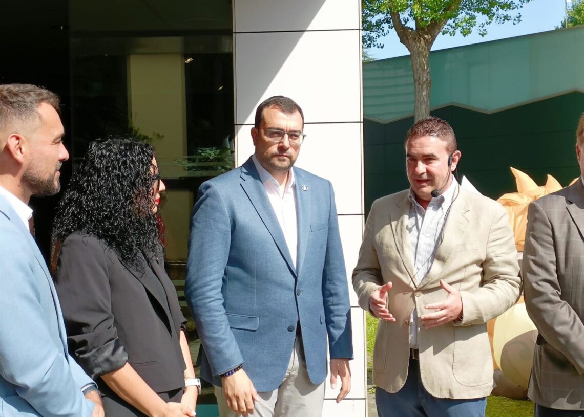 El presidente del Principado de Asturias, Adrián Barbón, durante su visita institucional a la 68 Feria Internacional de Muestras de Asturias (Fidma), en el recinto ferial gijonés 'Luis Adaro'.EUROPA PRESS