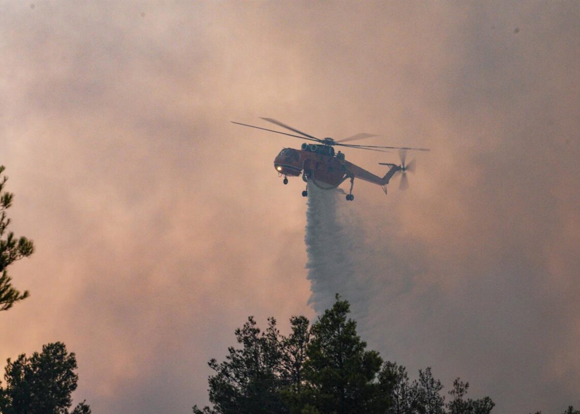 Un helicóptero arroja agua sobre un incendio desatado en julio en GreciaGiorgos Arapekos/ZUMA Press Wire / DPA