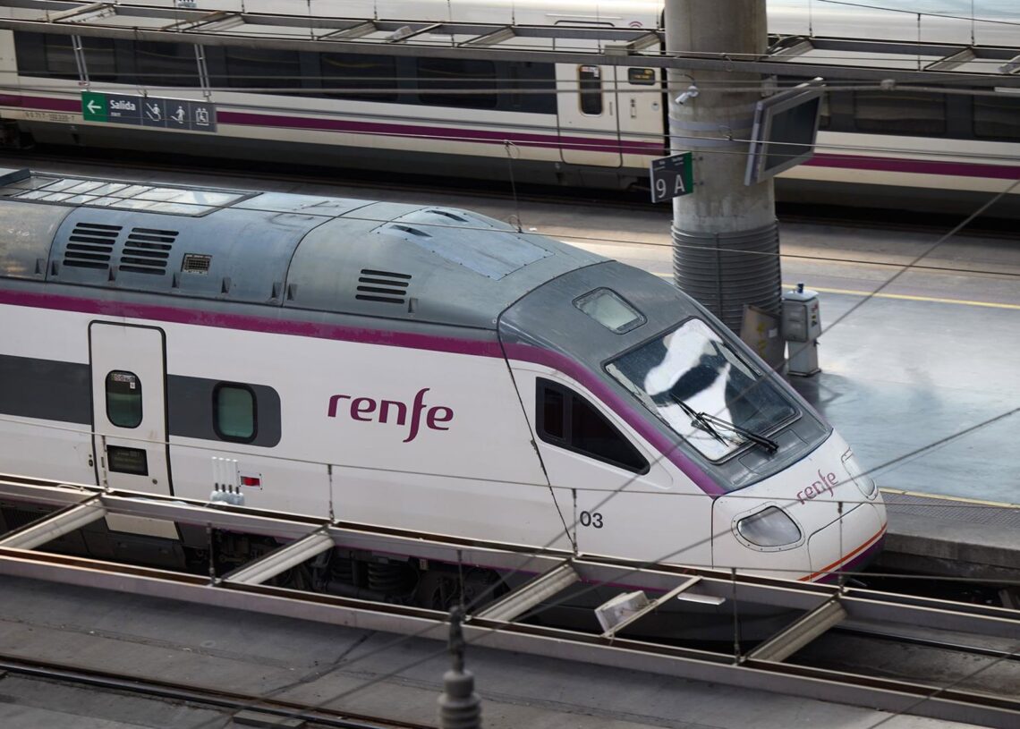 Archivo - Trenes de Renfe con motivo de la segunda fase de la operación Salida por Semana Santa en la Estación de Atocha, a 27 de marzo de 2024, en Madrid (España). Renfe ha dispuesto más de 4.000 trenes de AVE, Avlo, Alvia, Euromed, Intercity y Media DisJesús Hellín - Europa Press - Archivo