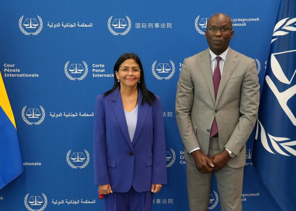 El fiscal general adjunto del Tribunal Penal Internacional,  Mame Mandiaye Niang, recibe a la vicepresidenta de Venezuela, Delcy RodríguezTRIBUNAL PENAL INTERNACIONAL