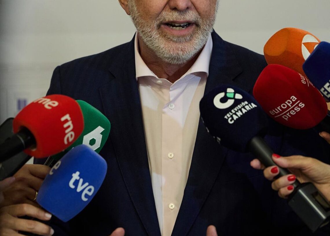 El ministro de Política Territorial y Memoria Democrática, Ángel Víctor Torres, atiende a los medios de comunicación tras una reunión en la sede del Ministerio, a 16 de julio de 2025, en Madrid (España). Jesús Hellín - Europa Press