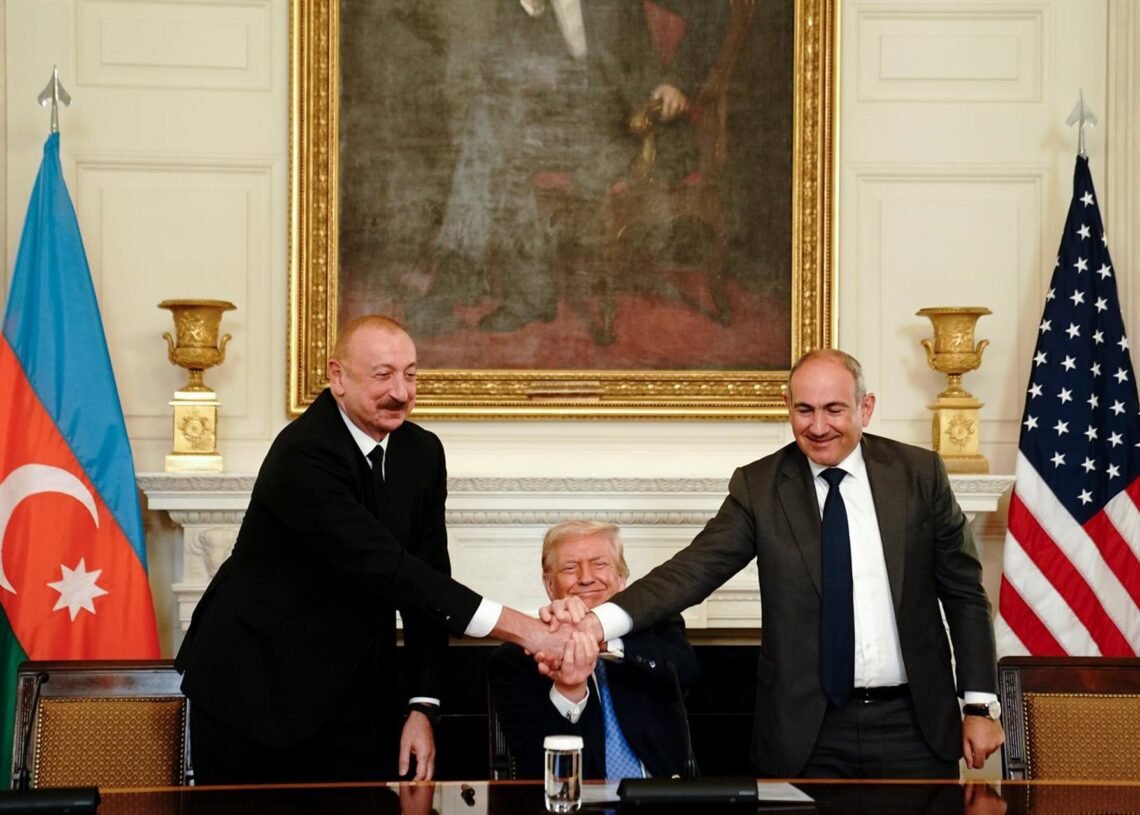El presidente de Estados Unidos, Donald Trump, junto al primer ministro armenio, Nikol Pashinián y el presidente de Azerbaiyán, Ilham Aliyev, en la firma del acuerdo Europa Press/Contacto/Nathan Howard - Pool via CNP