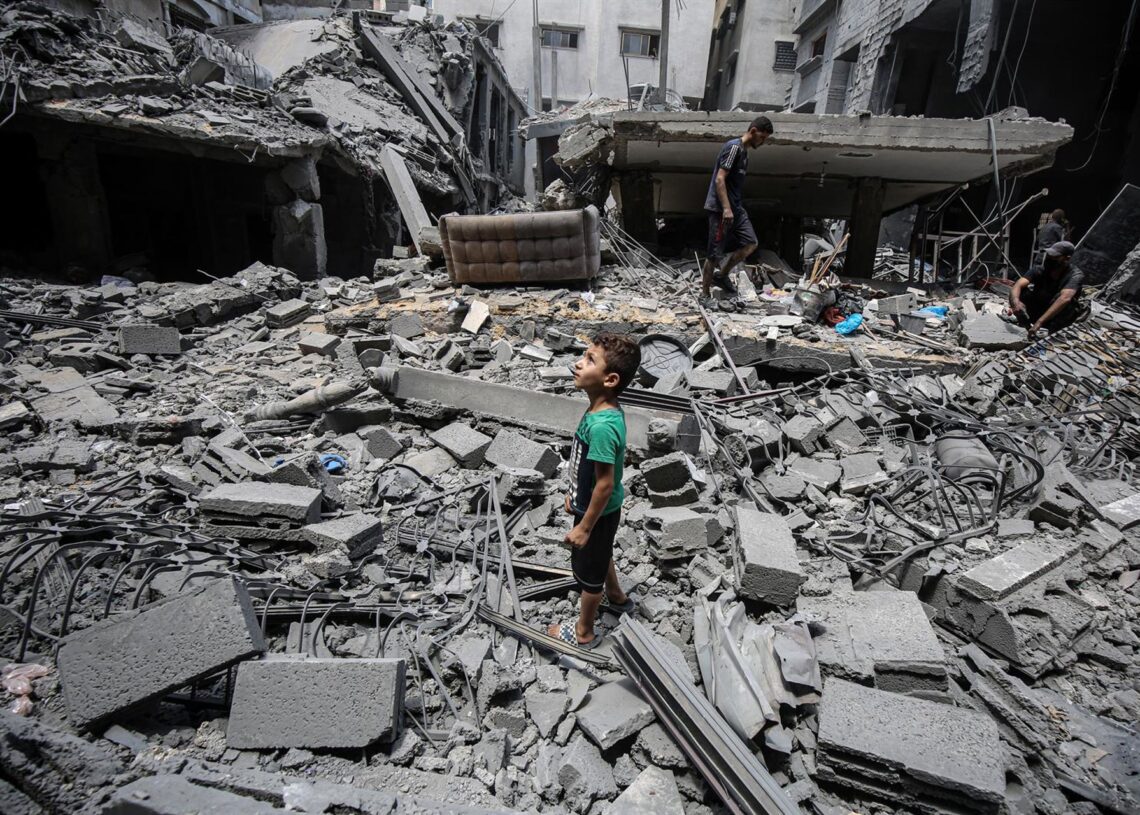 Un niño en medio de los escombros en la Franja de GazaEuropa Press/Contacto/Omar Ashtawy