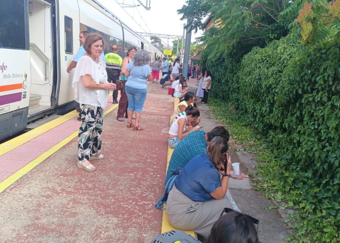 Pasajertos asistidos de los trenes detenidos con destino Ávila, por el incendio de Las Navas del Marqués.AYUNTAMIENTO DE ROBLEDO DE CHAVELA