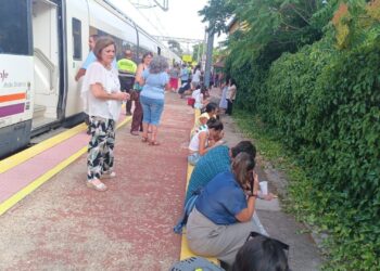Pasajertos asistidos de los trenes detenidos con destino Ávila, por el incendio de Las Navas del Marqués.AYUNTAMIENTO DE ROBLEDO DE CHAVELA