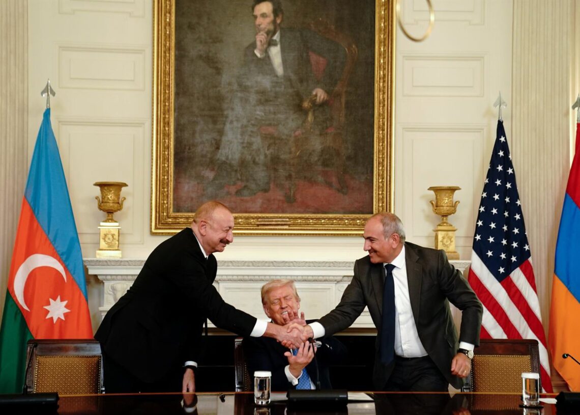 El presidente de Azerbaiyán, Ilham Aliyev, y el primer ministro de Armenia, Nikol PashiniánEuropa Press/Contacto/Nathan Howard - Pool via CNP