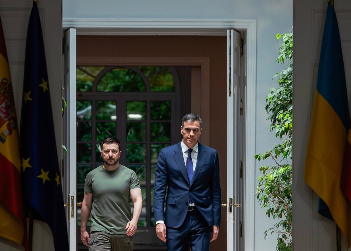 Archivo - Volodimir Zelenski y Pedro Sánchez durante un encuentro en Madrid Europa Press/Contacto/Guillermo Gutierrez Carrasca