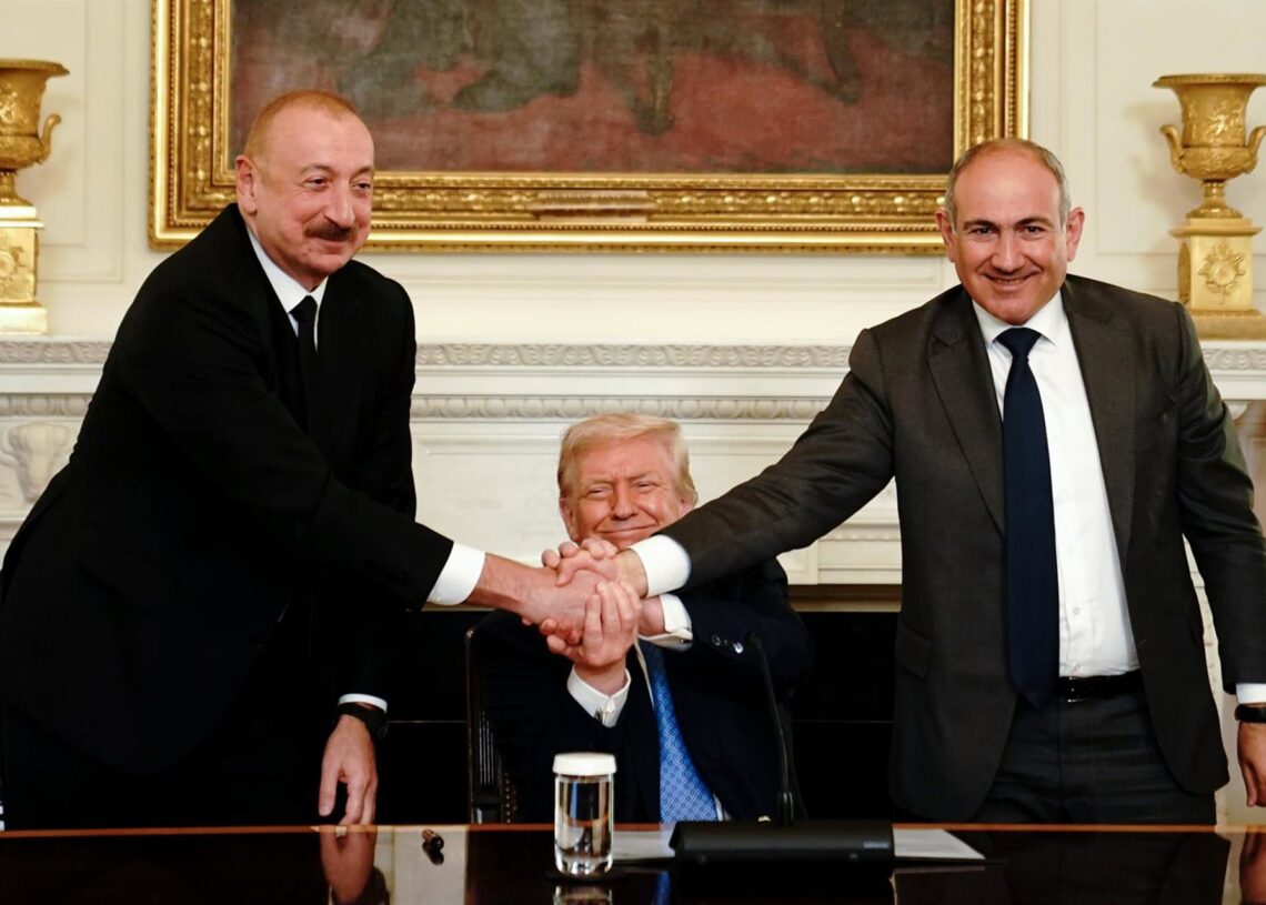 Ilham Aliyev, Nikol Pashinian y Donald Trump firman en Washington DC el acuerdo de paz entre Armenia y Azerbaiyán, el 8 de agosto de 2025 Europa Press/Contacto/Nathan Howard - Pool via CNP