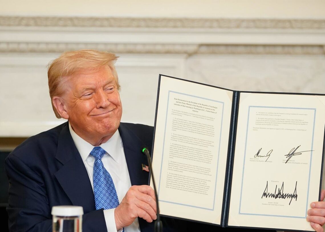 El presidente de EEUU, Donald Trump, con el acuerdo entre Armenia y Azerbaiyán Europa Press/Contacto/Nathan Howard - Pool via CNP