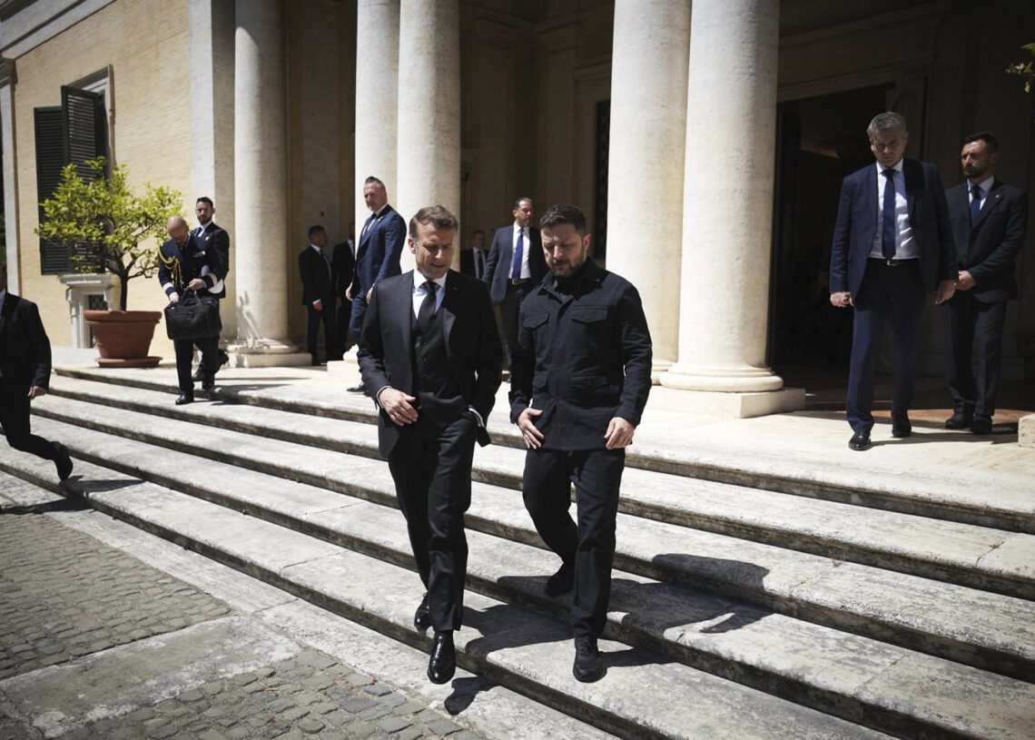 Archivo - Emmanuel Macron y Volodimir Zelenski, en el Vaticano, en julio de 2025 Europa Press/Contacto/Ukraine Presidency/Ukrainian