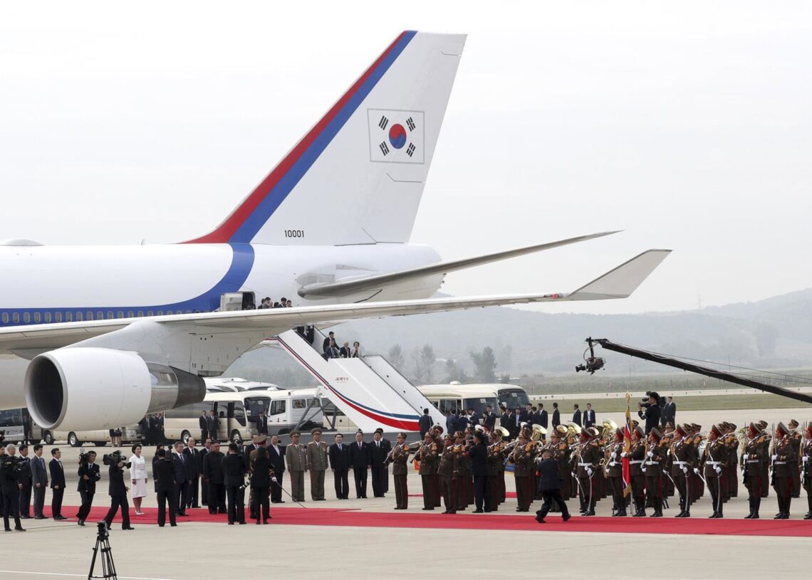 Archivo - September 18, 2018 - Seoul, SOUTH KOREA - Sep 18, 2018-Pyeongyang, North Korea-South Korean President Moon Jae-in arrived in Pyongyang on Tuesday, welcomed by a crowd of North Koreans that included leader Kim Jong-un and his wife, Ri Sol-ju. TheEuropa Press/Contacto/Ryu Seung-Il - Archivo