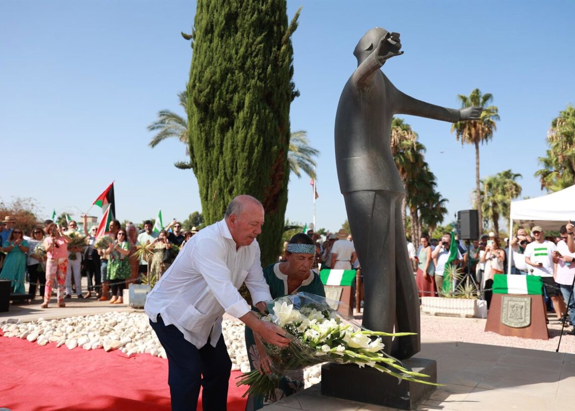 Archivo - Imagen de 2024 del presidente de la Fundación Blas Infante, Javier Delmás Infante, durante la ofrenda floral al monumento que recrea el fusilamiento de su abuelo, Blas Infante, padre de la Patria andaluza.Rocío Ruz - Europa Press - Archivo